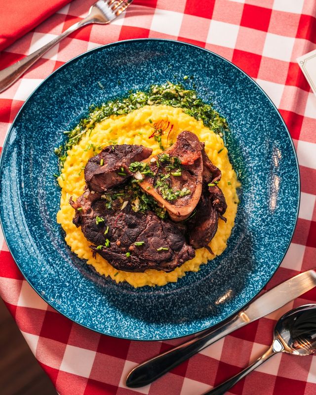 Osobuco con risotto, un plato de la Trattoria